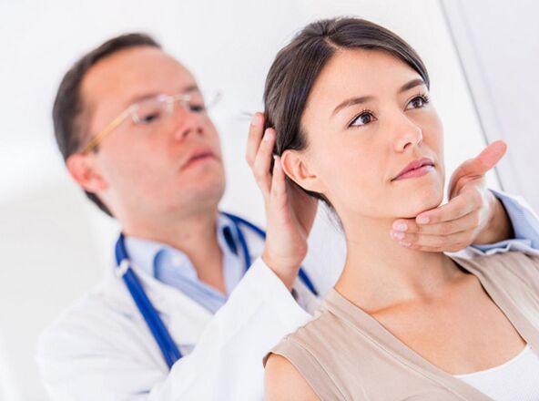 zdravnik pregleda bolnika z osteohondrozo materničnega vratu